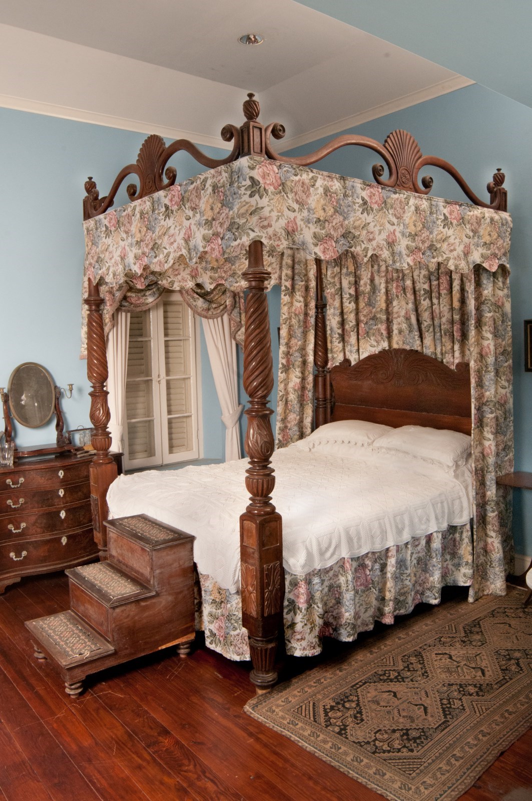 Four Poster Bed (1)